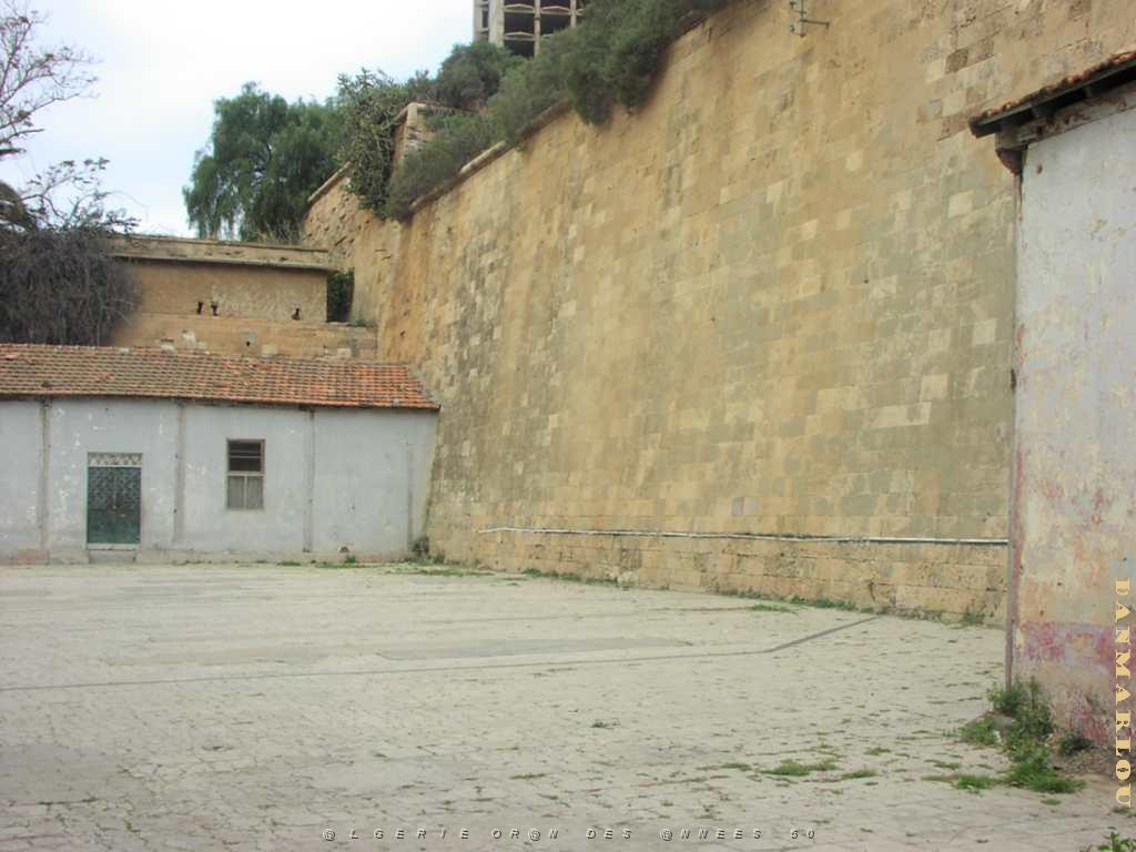 ORAN LE FRONTON DE L ORANAISE.JPG